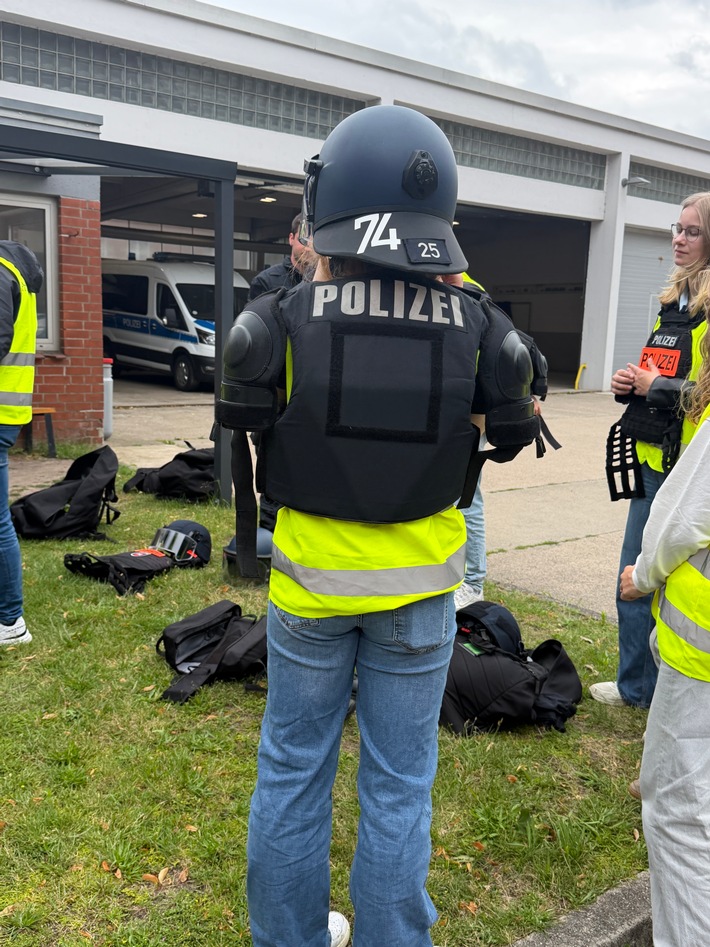 POL-WL: Schülerferienpraktikum bei der Polizei: Spannende Einblicke in den Polizeiberuf - Restplätze für weitere Termine verfügbar