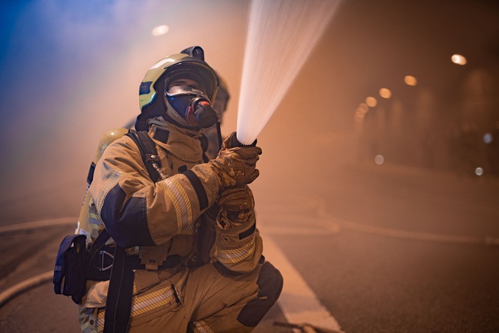 FW-HB: Neue Berufsausbildung: "Von der Schule direkt zur Feuerwehr"