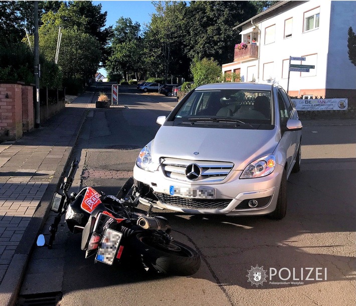 POL-PPWP: Kollision zwischen Auto und Motorrad