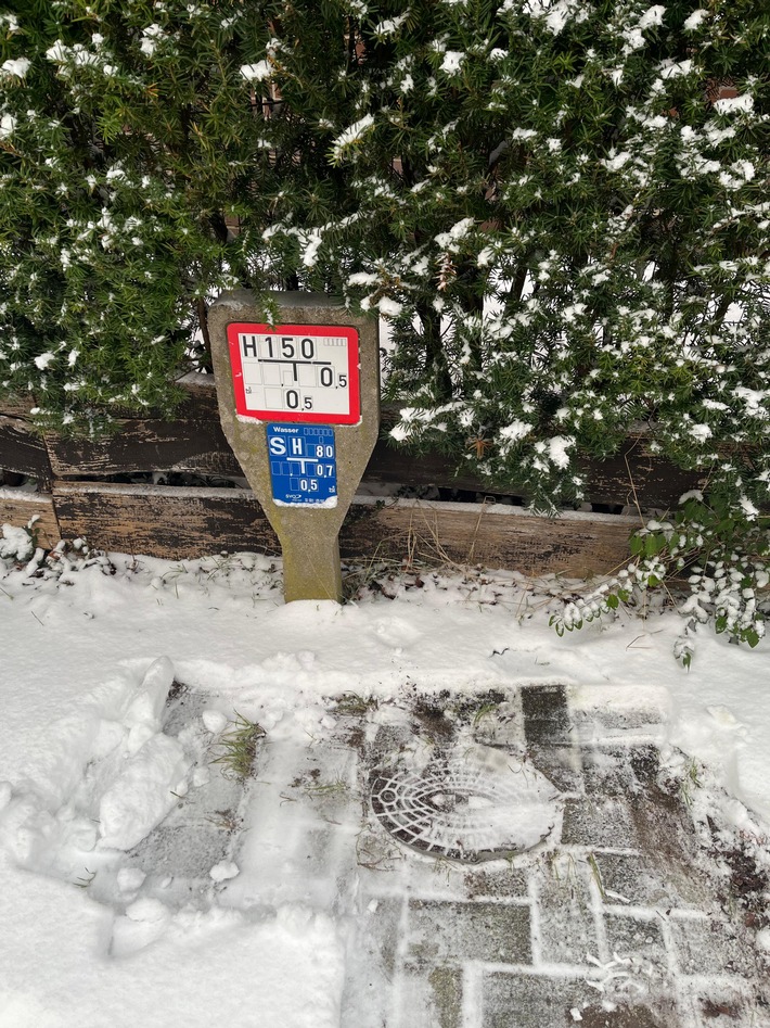 FW Celle: Hydranten vom Schnee befreien