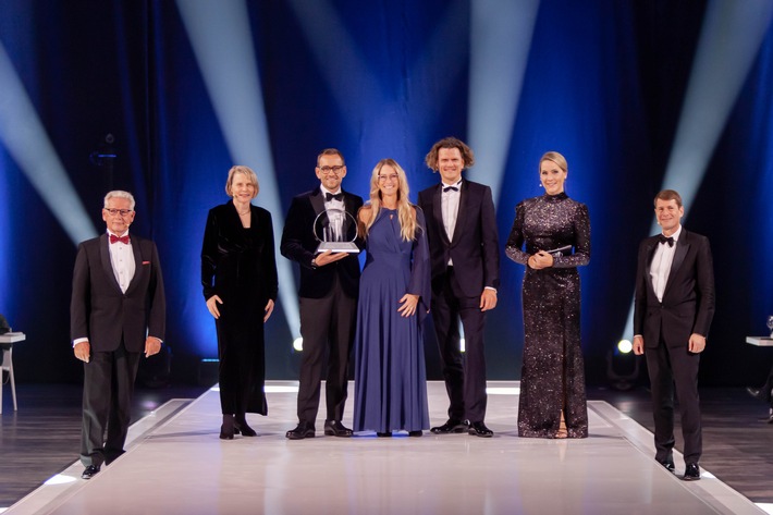 JobRad erhält renommierten Wirtschaftspreis für Nachhaltigkeit / Sandra Prediger, Ulrich Prediger und Holger Tumat sind EY Entrepreneurs Of The Year 2022