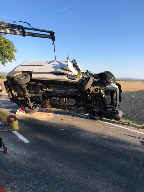 POL-HI: POL-HI: Verkehrsunfall auf der B6, Transporter prallt gegen Baum, Fzg-Insassen lediglich leicht verletzt.