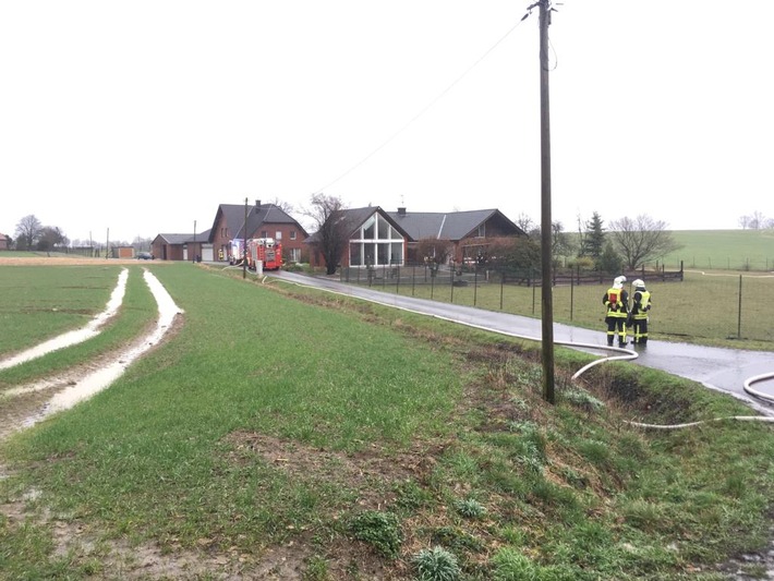 FW-WRN: 4 Einsätze in 2 Stunden! Verkehrsunfall auf der BAB 1 - PKW in Leitplanke / Überörtliche Hilfe - Lagerhalle in Vollbrand / 2x Straße unter Wasser