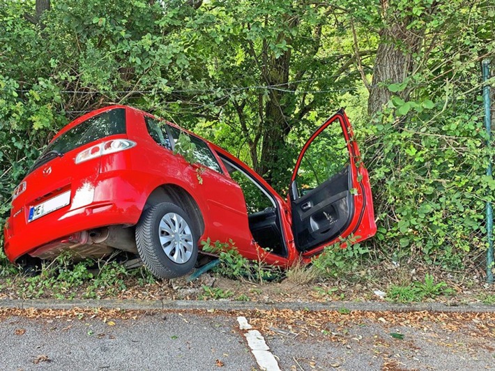 POL-ME: Unkontrolliert vom Parkplatzgelände geschleudert - Wülfrath - 2107104