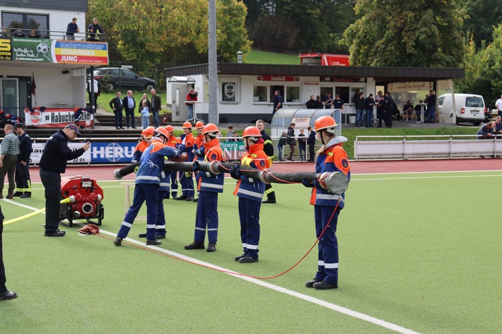 FW-OE: Jugendfeuerwehren beweisen Teamgeist bei landesweiter Leistungsspange in Lennestadt