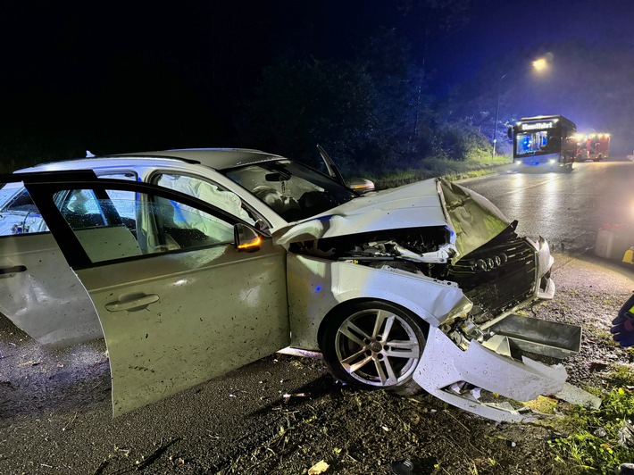 FW Marienheide: PKW prallt gegen Baum - Verkehrsunfall fordert drei Verletzte