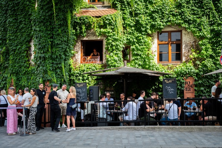 Platzl Hotels: Der DJ, der aus dem Fenster spielt: Eventreihe im Josefa Karree