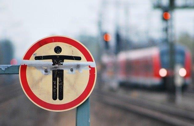 BPOL-KS: Glück im Unglück - Rentnerin auf den Gleisen- Zug erfasst Handtasche der Frau
