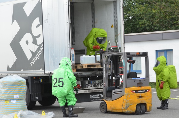 FW-PI: Appen: Zehn Liter Salzsäure aus Lkw ausgelaufen / Löschzug Gefahrgut im Einsatz