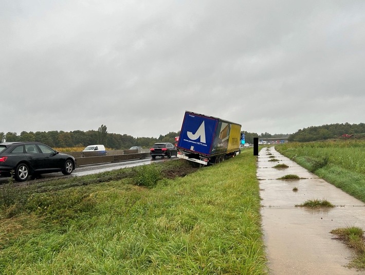 POL-PDLD: LKW auf Abwegen