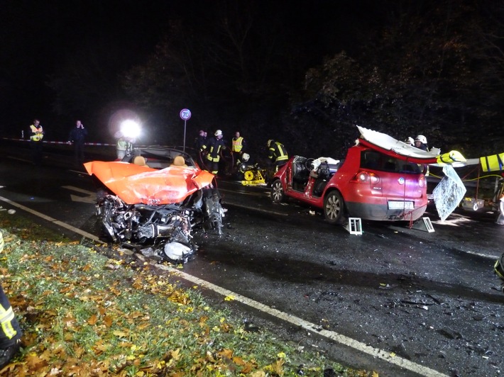 FW Dinslaken: Schwerer Verkehrsunfall auf der Otto-Brenner-Str.