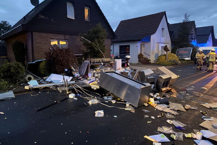 Feuerwehr Goch: Imbisswagen nach Explosion vollständig zerstört