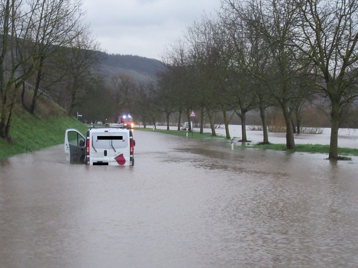 POL-PDWIL: Fahrzeug in der Mosel