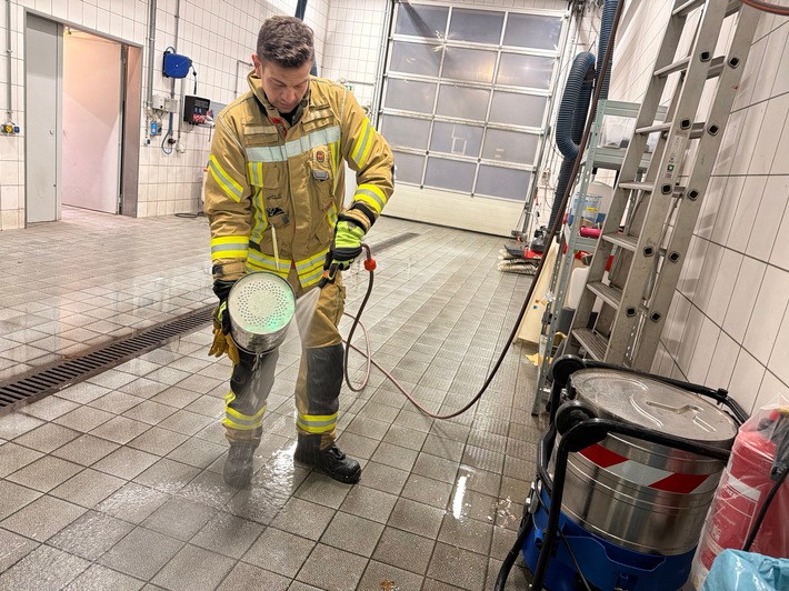 FW Weinheim: Feuerwehr beseitigt Wasserschaden in Geschäftshaus in der Bergstraße
