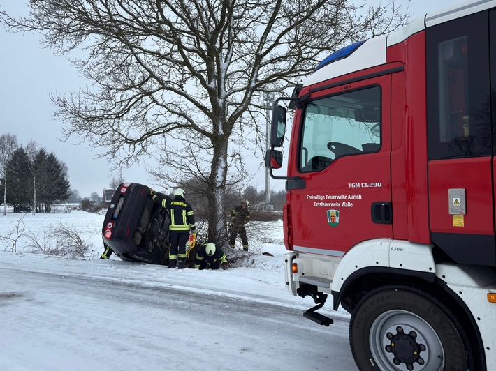 FW-AUR: Nach Unfall eingeschlossenen Fahrer befreit