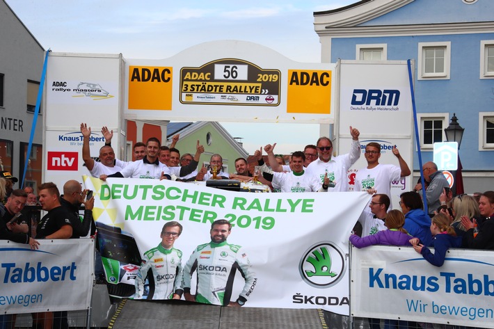 Fabian Kreim zum dritten Mal Deutscher Rallye-Meister, achter Titel für Rekordmeister SKODA (FOTO)