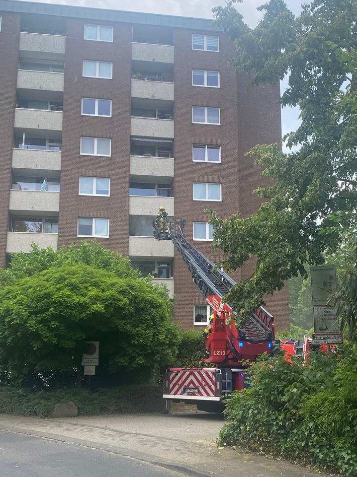 FW-NE: Küchenbrand im dritten Oberschoss eines Mehrfamilienhauses | Keine Verletzten