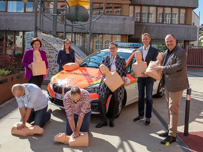 Leben retten im Unterricht - das Projekt &quot;NürnbergDrückt&quot; / PRÜFEN-RUFEN-DRÜCKEN! / Reanimationsunterricht an weiterführenden Schulen / Stadt Nürnberg führt von ADAC Stiftung gefördertes Projekt weiter