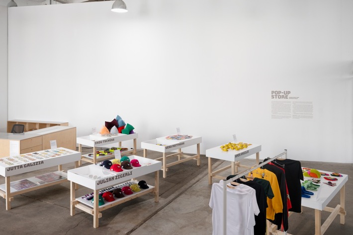 Julian Zigerli und weitere im Pop-up-Store des Kunstmuseums St.Gallen
