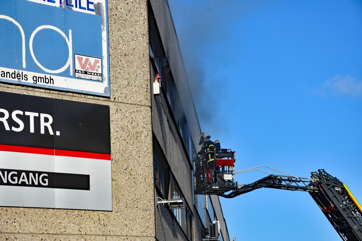 FW-DO: Brand in einem Lagergebäude