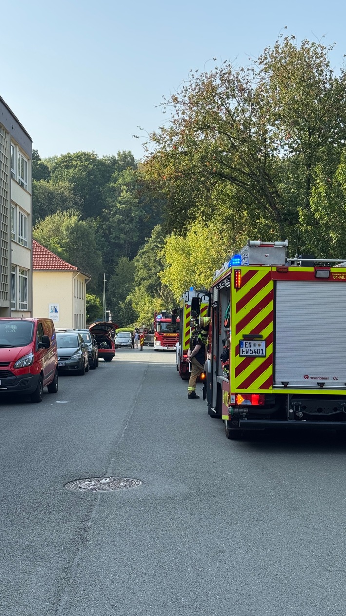 FW-EN: Menschenrettung bei Gebäudebrand und zwei Paralleleinsätze