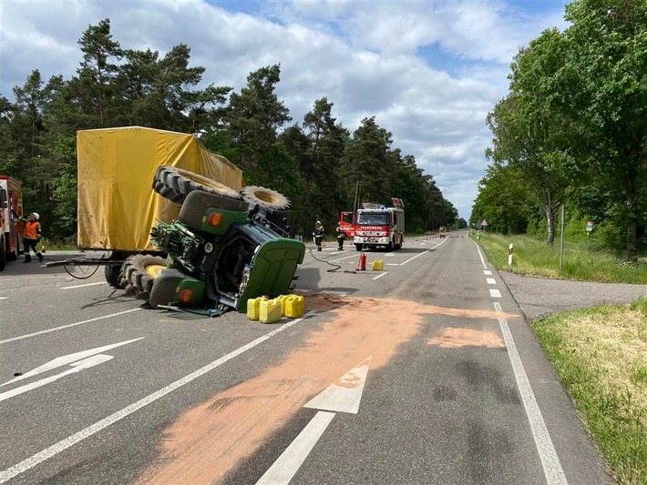 POL-PDNW: (Haßloch/L529) Traktor umgekippt