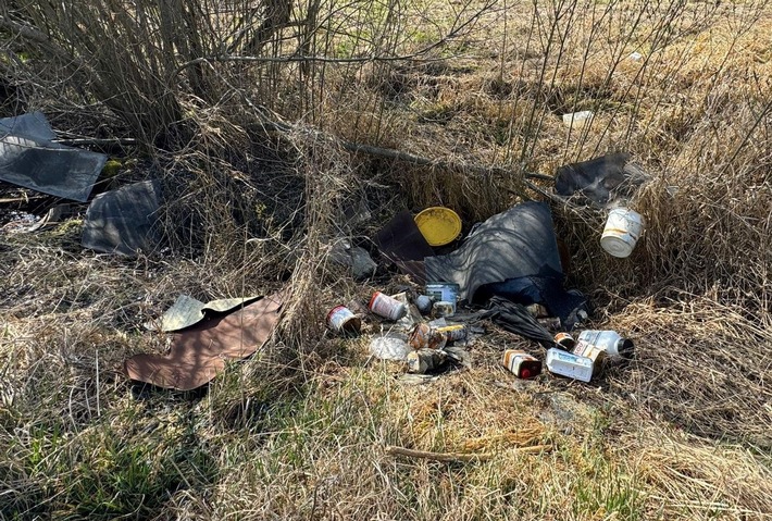 POL-UL: (BC) Bad Buchau - Umweltsünder hat Müll und umweltgefährdende Stoffe entsorgt / Hausmüll, Elektroschrott und Öle/Lacke entdeckte ein Zeuge am Donnerstag bei Bad Buchau in einem Wassergraben.