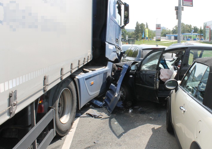 POL-BO: Pkw gegen Sattelzug: Mädchen (8) bei Unfall in Bochum schwer verletzt