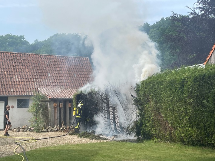 FW Kranenburg: Heckenbrand am Treppkesweg