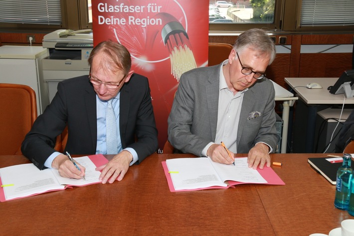 Landkreis und Vodafone wollen Glasfaser nach Aurich bringen