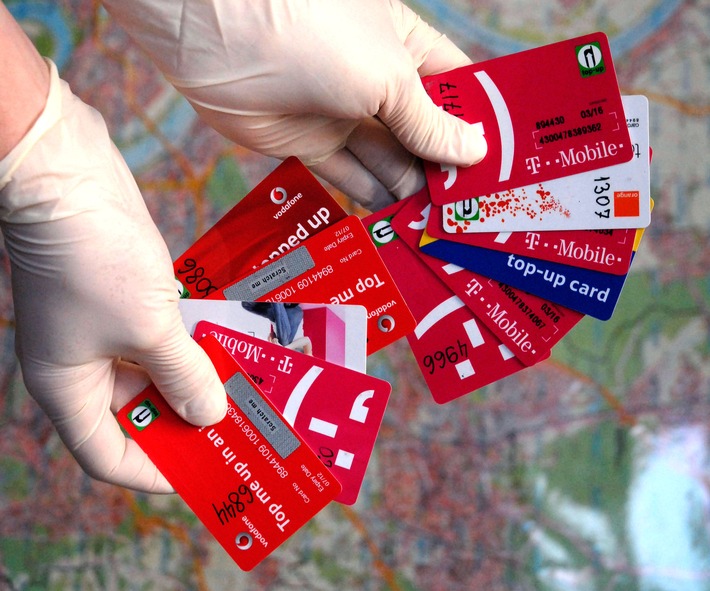 POL-D: Festnahme auf frischer Tat - Polizei stellt Kreditkartenbetrüger in Oberbilk - 36 Karten-Dublikate und mehrere tausend Euro Beute sichergestellt