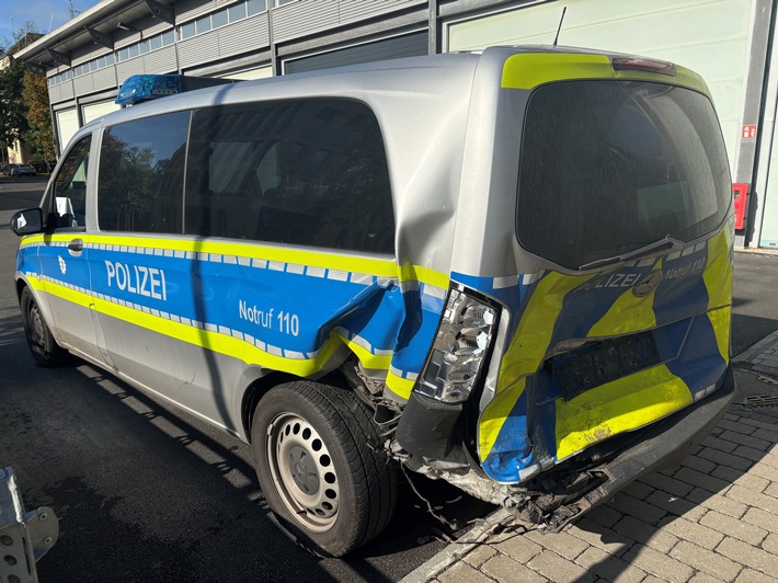 POL-MR: Fronhausen/B3: In Streifenwagen gekracht