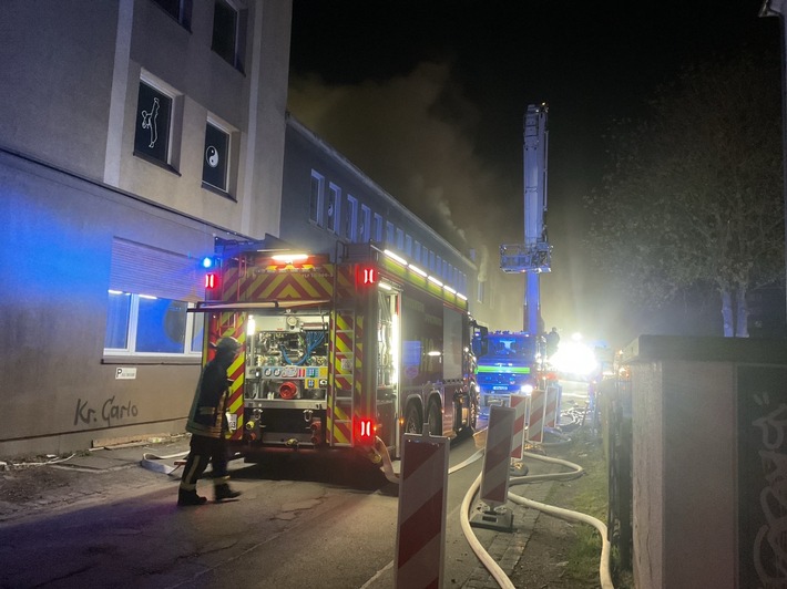 FW-DO: Großbrand in südlicher Innenstadt in einem leerstehenden Gebäude - Einsatzmaßnahmen dauern noch an