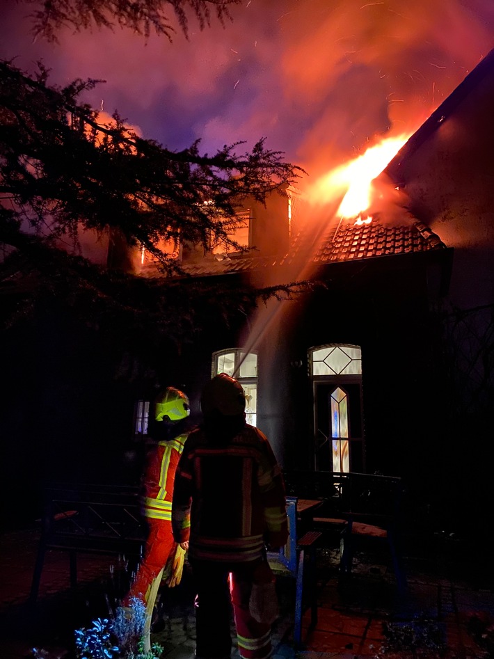 FW-Heiligenhaus: Dachstuhlbrand in einem Wohngebäude