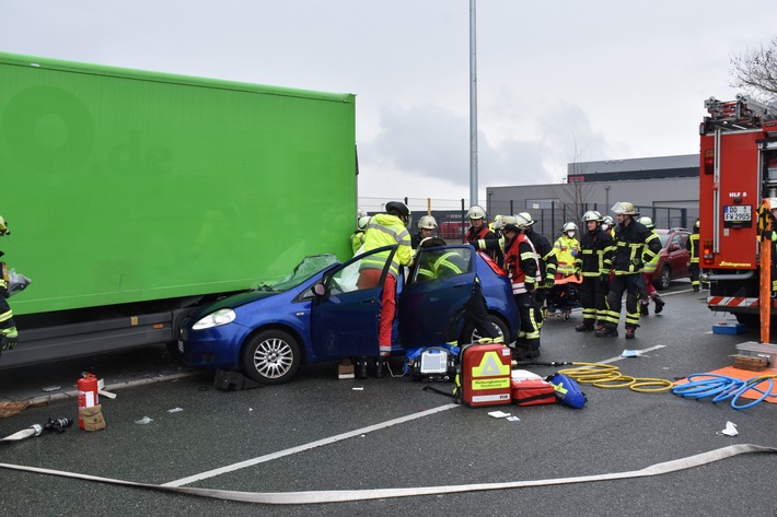 FW-DO: Feuerwehr befreit Beifahrerin nach Verkehrsunfall