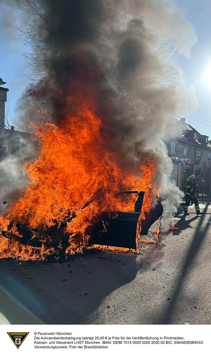 FW-M: Besitzerin rettet Katze - Feuerwehr löscht Auto (Ramersdorf)