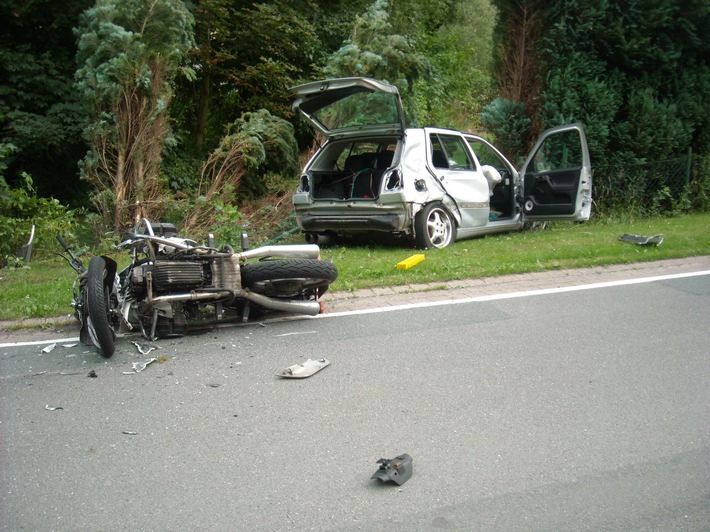 POL-HOL: Landesstraße 584 - Lütgenade - Forst: PKW stößt mit entgegenkommenden Kradfahrer zusammen - Kradfahrer schwer - zwei PKW-Insassen leicht verletzt -