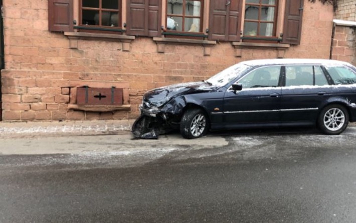 POL-PDLD: Hainfeld - Gegen geparktes Auto gerutscht und abgehauen