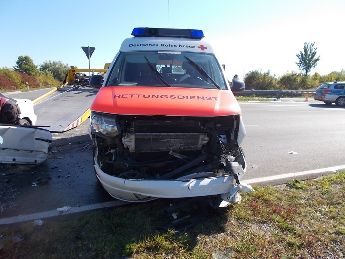 POL-PPRP: Schwerer Verkehrsunfall - B 271 voll gesperrt