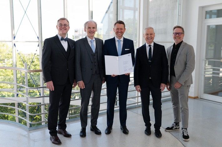 Dr. Wolfgang Stefinger wird Honorarprofessor an der Hochschule München