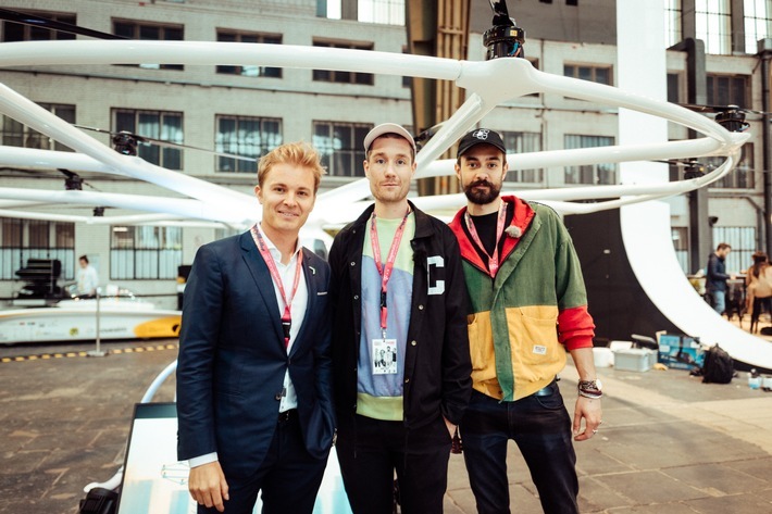 Nico Rosberg und Bastille heute Abend eröffnen mit den Telekom Street Gigs das erste Greentech Festival. Weiterer Text über ots und www.presseportal.de/nr/134751 / Die Verwendung dieses Bildes ist für redaktionelle Zwecke honorarfrei. Veröffentlichung bitte unter Quellenangabe: "obs/MagentaMusik 360/Telekom Street Gigs"