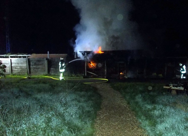 POL-MI: Brand einer Gartenhütte: Polizei vermutet Brandstiftung und sucht Zeugen