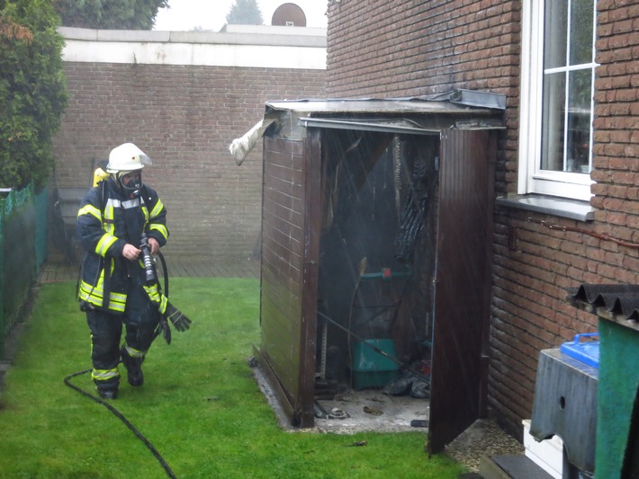 FW-WRN: Unkraut flämmen führt zu Brand in Gartenhütte