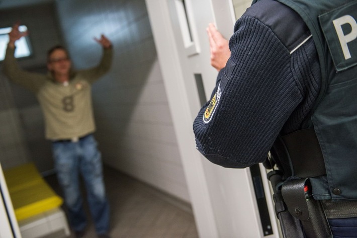 BPOL NRW: Mann kann sich nicht benehmen - Festnahme durch Bundespolizei