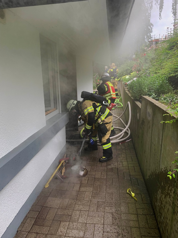 FW-EN: Wohnungsbrand in der Bahnhofstraße - Gebäude verraucht.