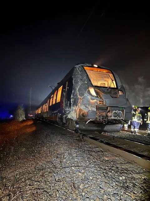 POL-GÖ: (118/2023) Regionalbahn erfasst Sattelzug beim Rangieren am Bahnübergang in Hedemünden - zwei Menschen werden leicht verletzt. Streckenabschnitt für Stunden gesperrt.