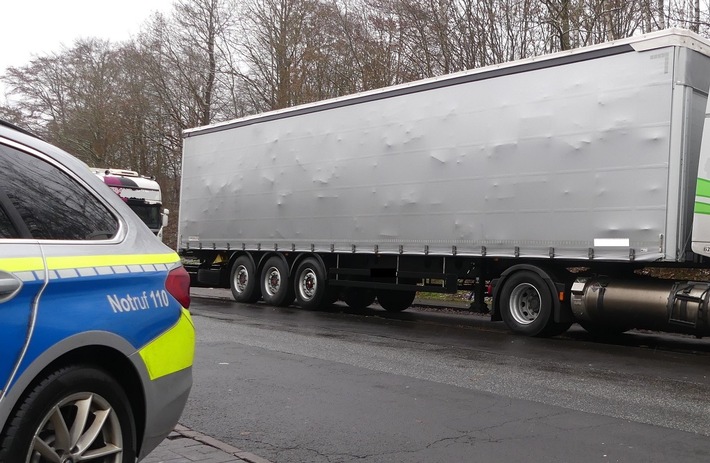 POL-OH: Autobahnpolizei legt Sattelzug mit Überbreite auf dem Parkplatz "Eifa" bei Alsfeld vorübergehend still (FOTO)