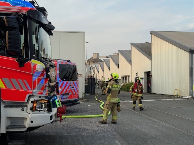 FW Paderborn: Industriebrand an der Halberstädter Straße