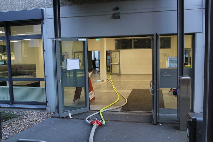 FW Mettmann: Feuer im Blockheizkraftwerk im Keller des Berufskolleg in Mettmann. Lehrer und Schüler konnten sich selbstständig retten und blieben unverletzt.