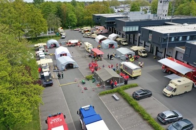 FW Kreis Soest: Hilfsorganisationen, Feuerwehr und THW proben überörtliche Hilfe.